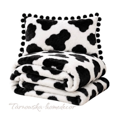 Komplet_Minky_Premium_Koc_150x200_+_Poduszka_33x50_Pomponiki_Krowka_czarna